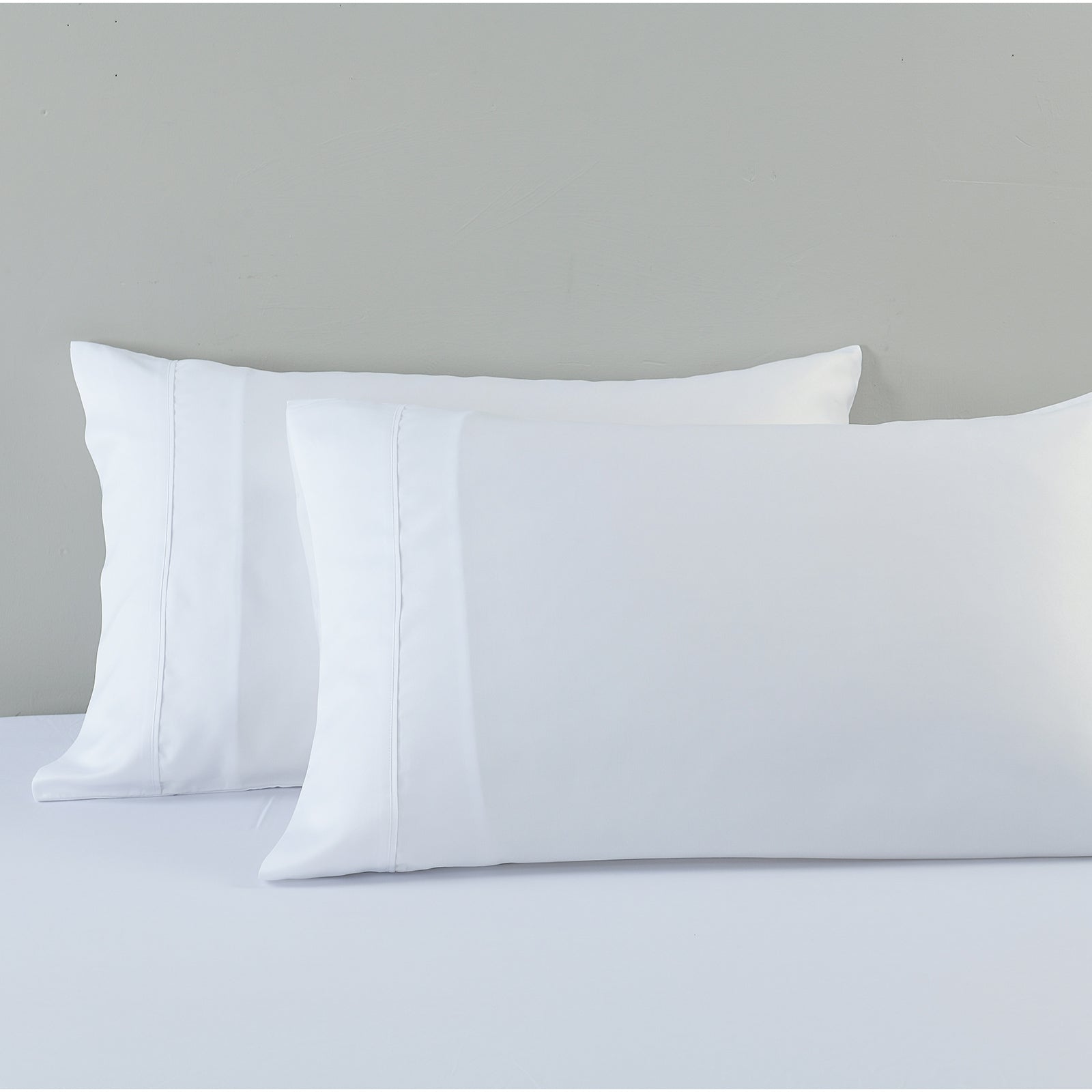 Royal Comfort 600 Thread Count Cooling Ultra Soft Tencel Eucalyptus sheet set featuring a flat sheet, fitted sheet, and pillowcases in a luxurious design.